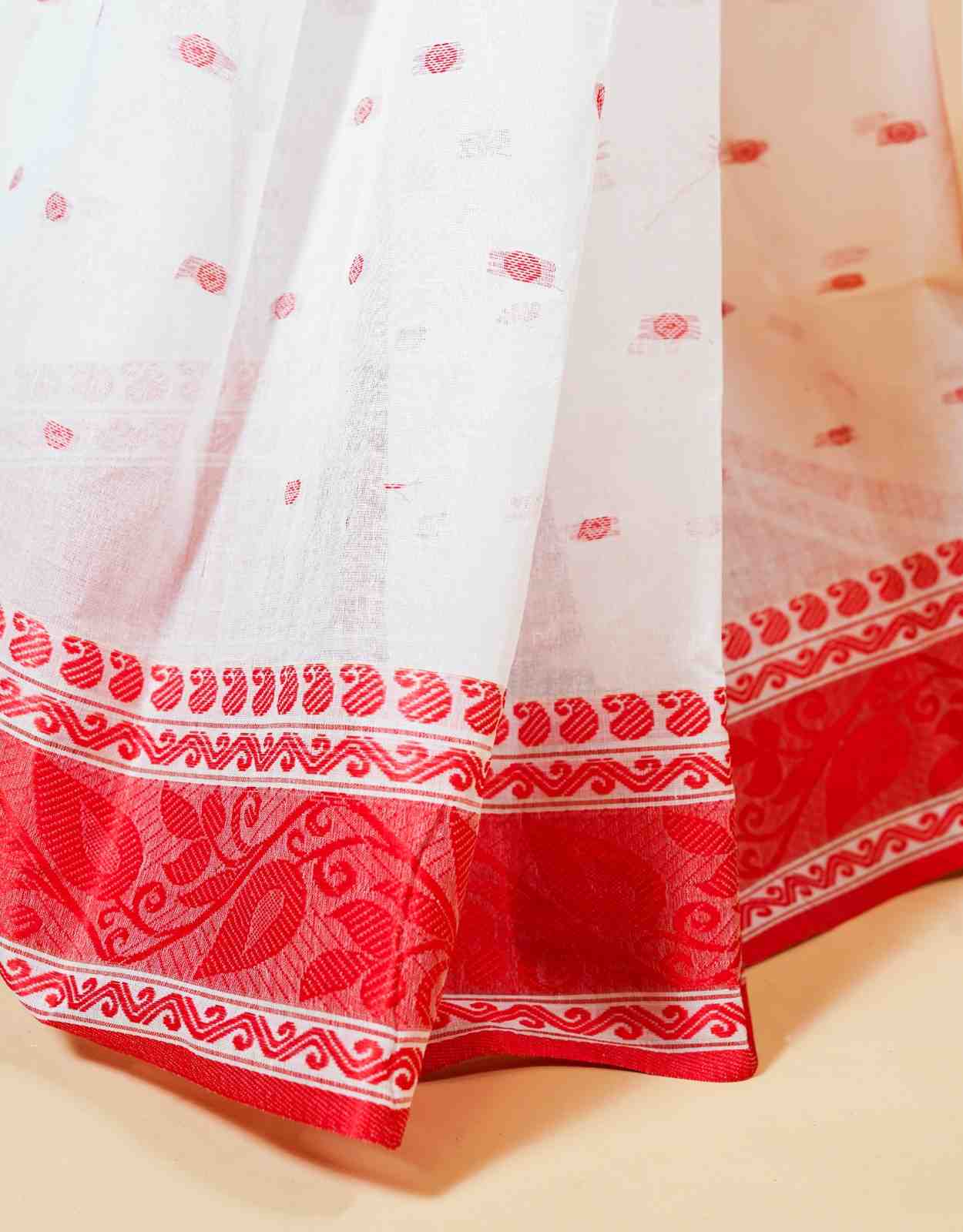 White And Red Handwoven Cotton Jamdani Saree With Floral Border And Geometric Buti Work - View 4