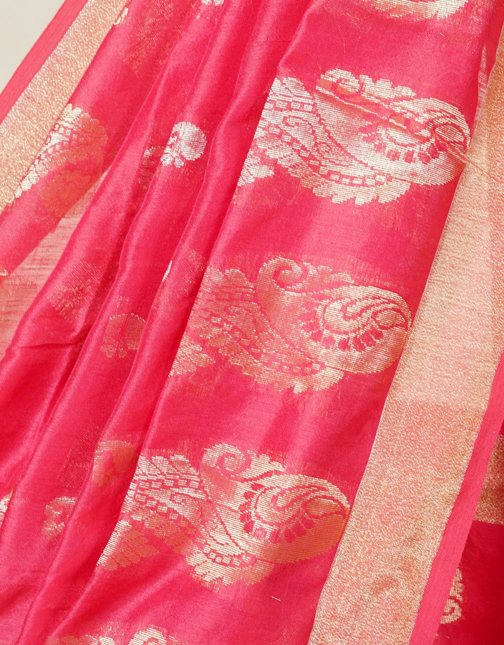 Pink Silk Handloom Jamdani Saree With Gold Zari Paisley Weave And Elegant Border - View 4