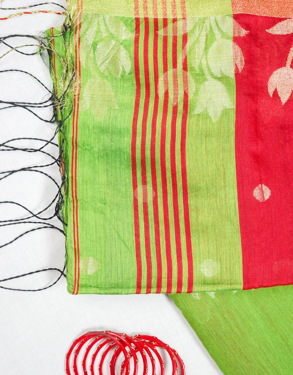 Green And Crimson Red Silk Handloom Jamdani Saree With Silver Zari Floral Weave - View 3