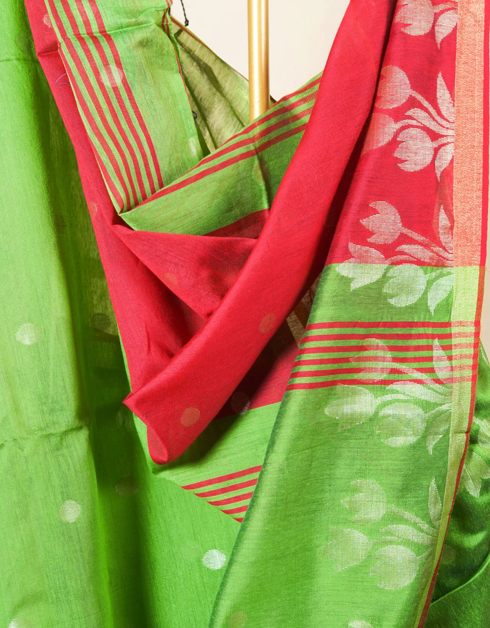 Green And Crimson Red Silk Handloom Jamdani Saree With Silver Zari Floral Weave - View 4