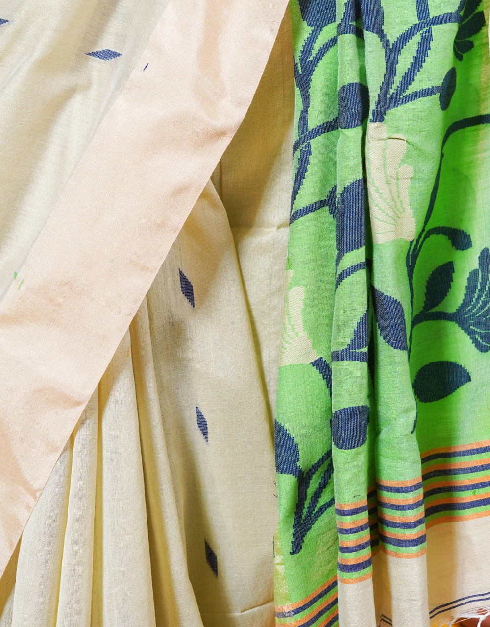Beige Silk Handloom Jamdani Saree With Contrast Floral Weave Pallu - View 4