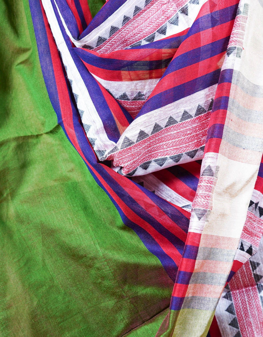 Green Silk Handloom Jamdani Saree With Floral Weave - View 4