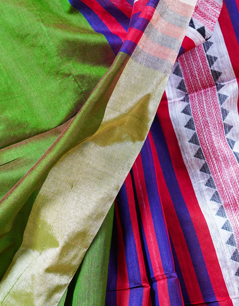 Green Silk Handloom Jamdani Saree With Floral Weave - View 5