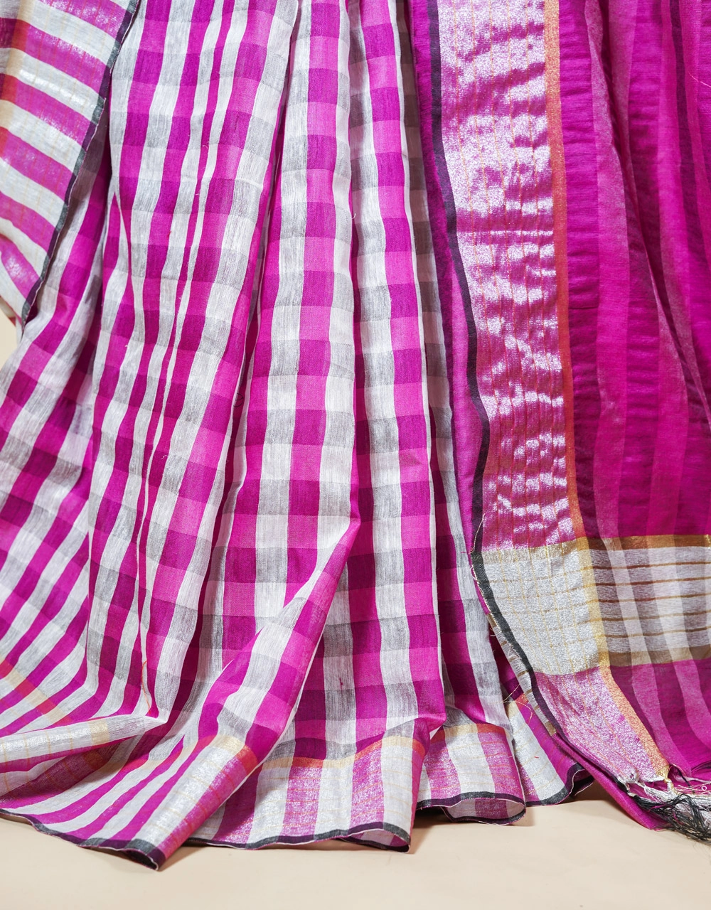 Magenta And Silver Checked Bengal Cotton Silk Saree - View 5