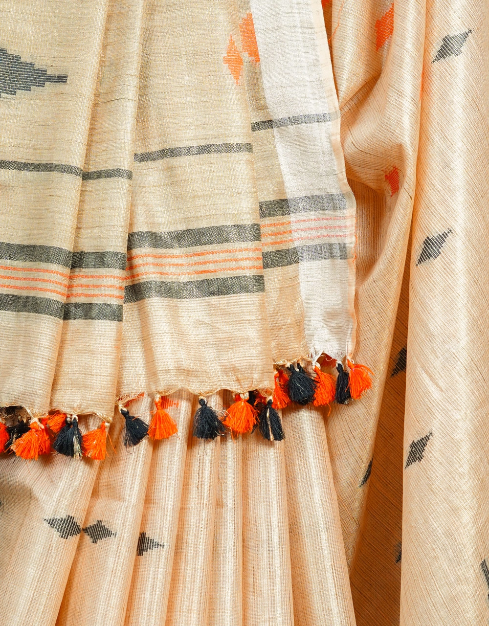 Peach Beige Geometric Motif Tissue Linen Saree With Contrast Tassels - View 4