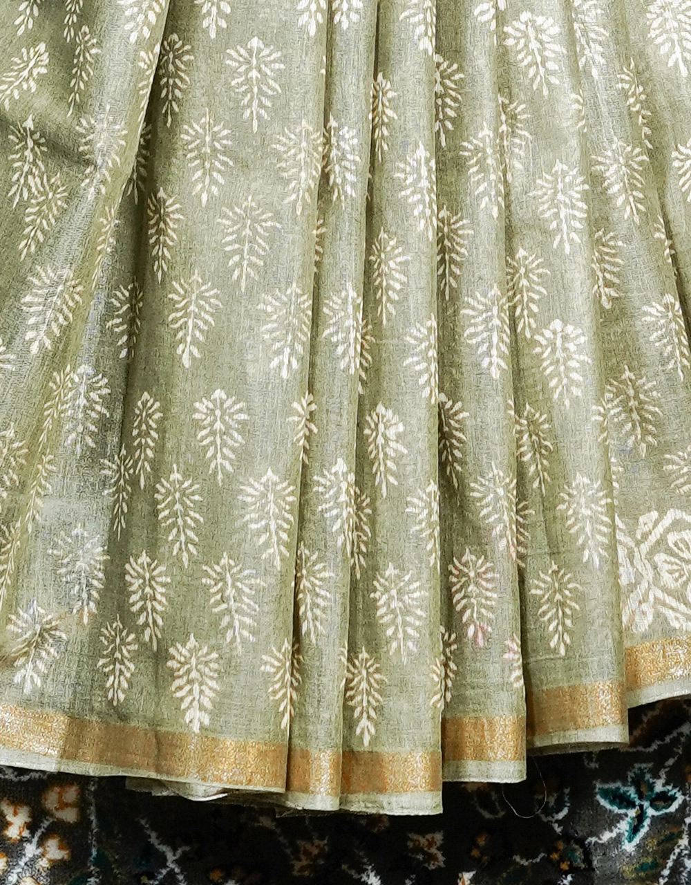 Green With White Floral Motifs And Gold Border Linen Saree - View 4