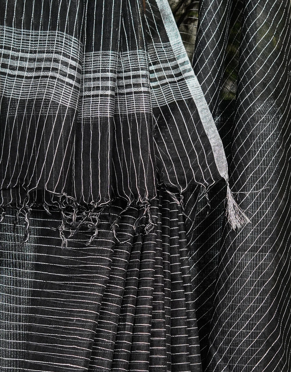 Black Black With White Woven Lines Handloom Linen Saree - View 4