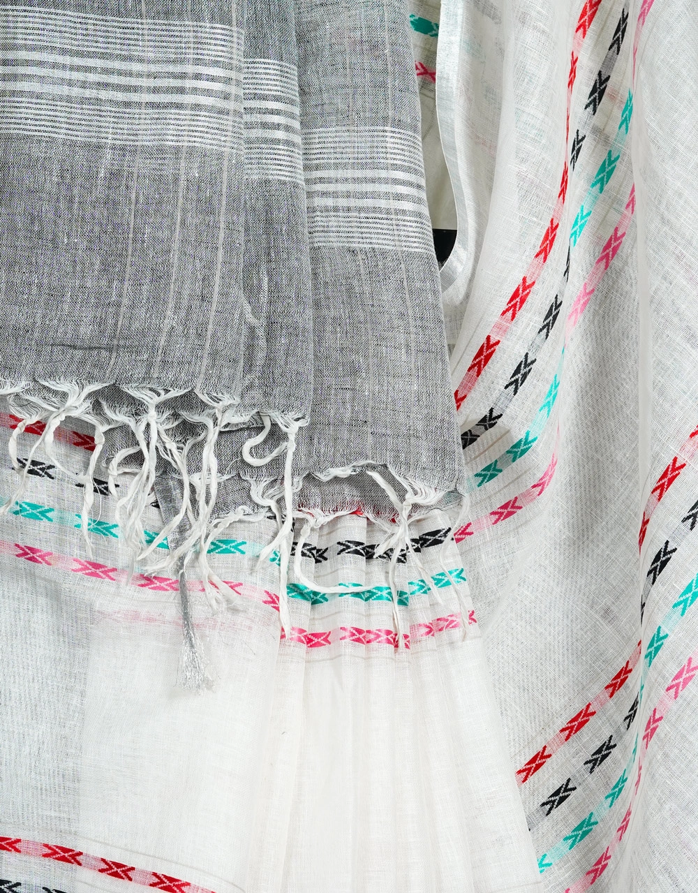 Off White Body With Aqua Blue Pallu And Multicolour Woven Accents Linen Saree - View 4