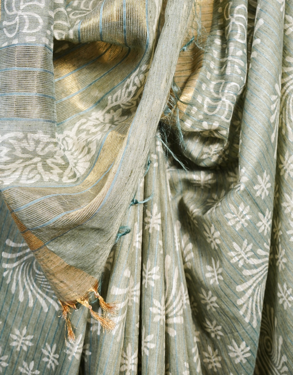 Grey Cotton Silk Saree With Floral Buti Block Print - View 4