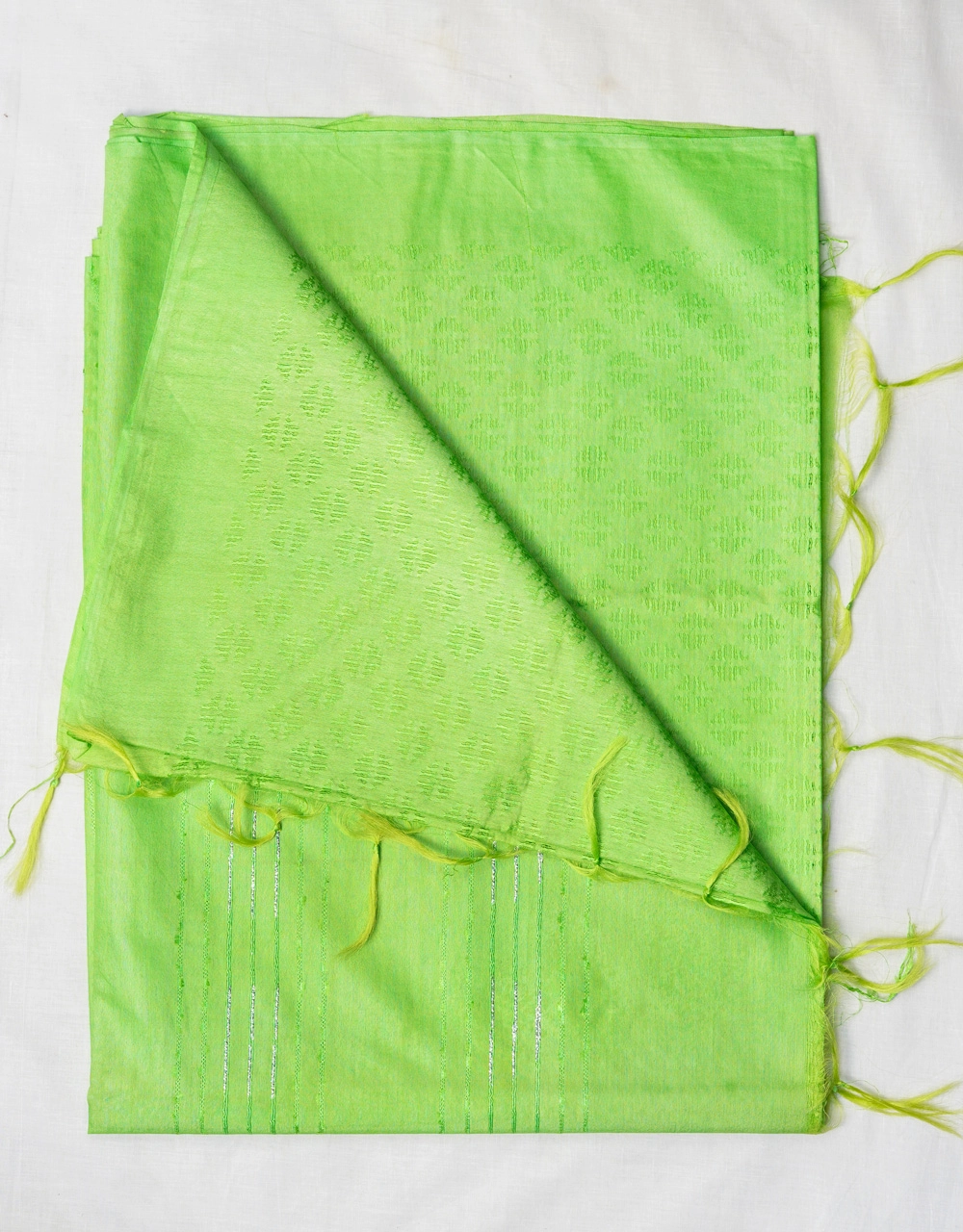 Hovered view of Green Elegant Cotton Silk Saree With Self Butti Weave