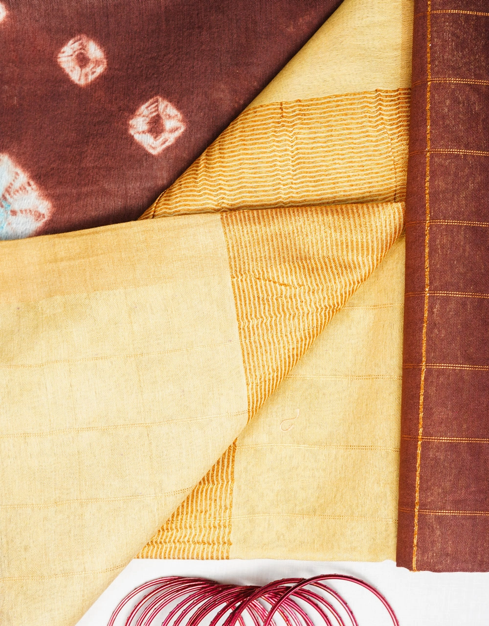 Brown Cotton Silk Saree With Beige Pallu And Traditional Bandhani Motifs - View 3