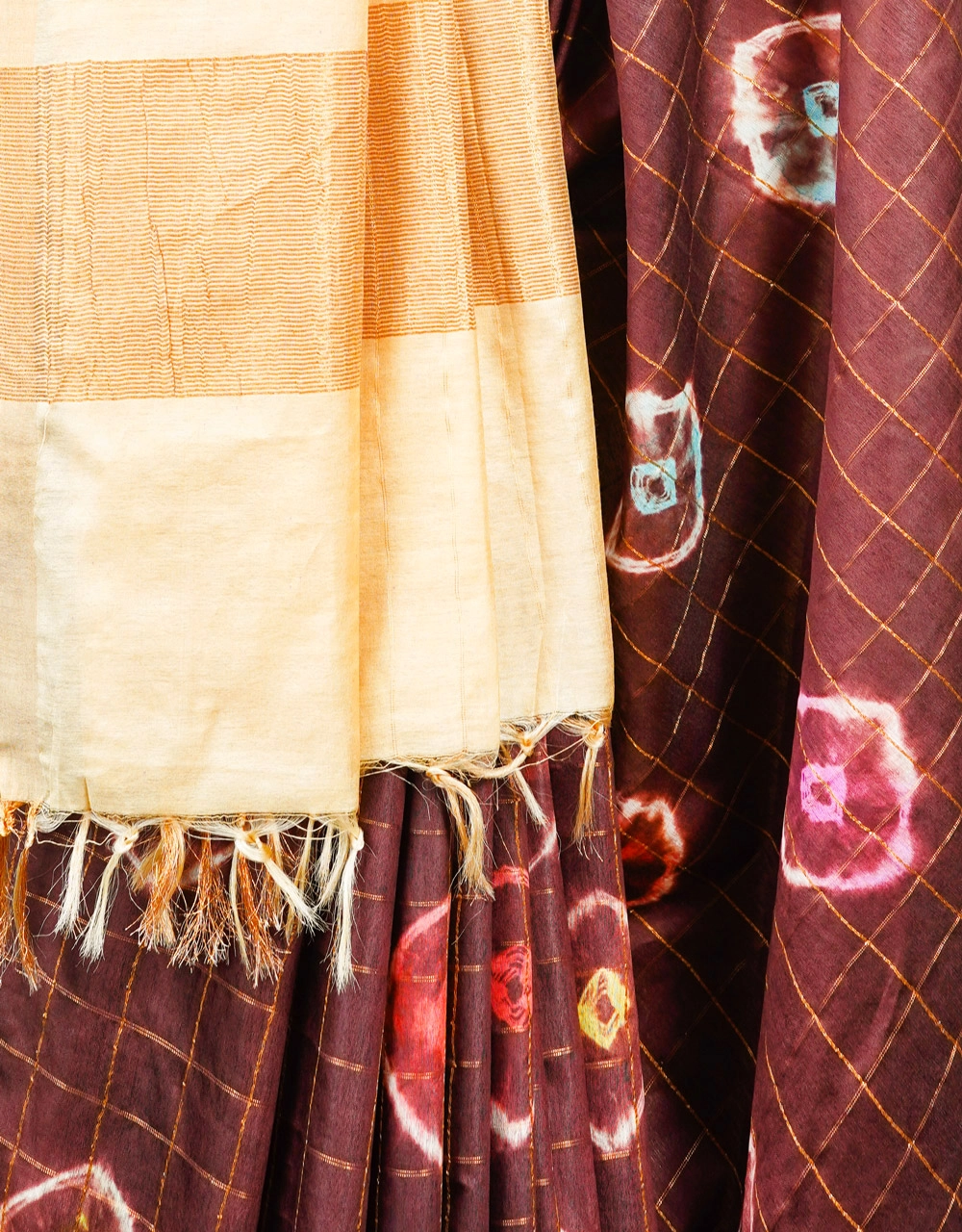 Brown Cotton Silk Saree With Beige Pallu And Traditional Bandhani Motifs - View 4