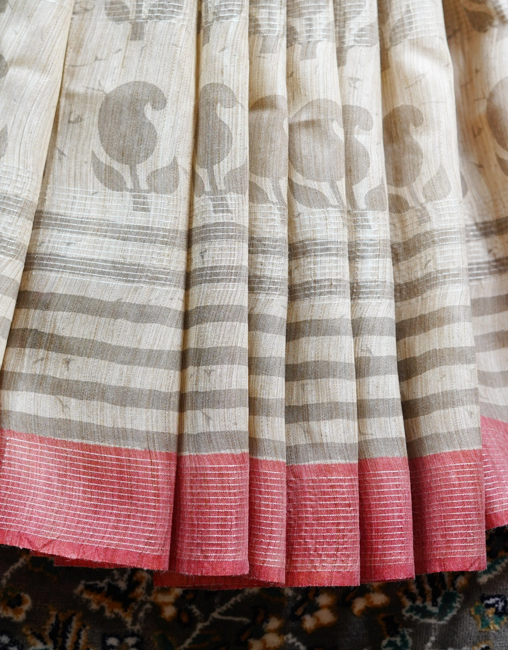 Off White And Grey Cotton Silk Saree With Coral Pink Contrast Pallu - View 5