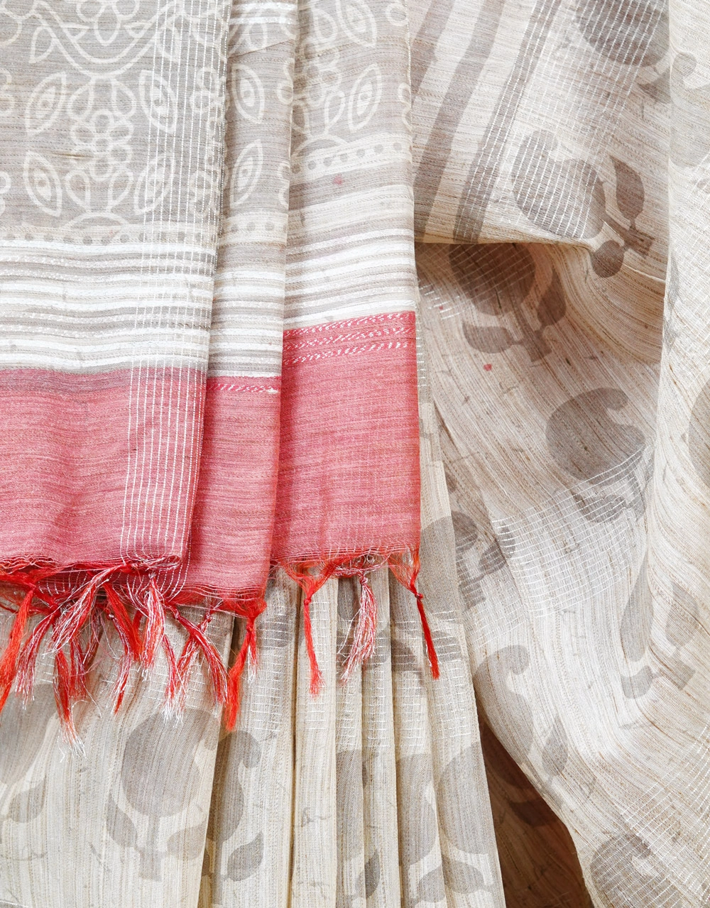 Off White And Grey Cotton Silk Saree With Coral Pink Contrast Pallu - View 4