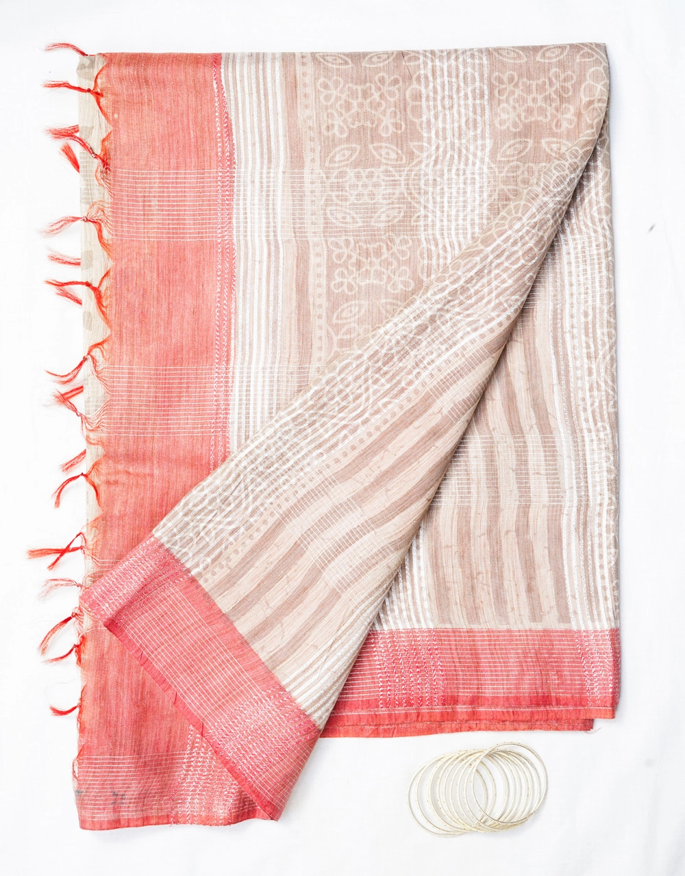 Hovered view of Off White And Grey Cotton Silk Saree With Coral Pink Contrast Pallu