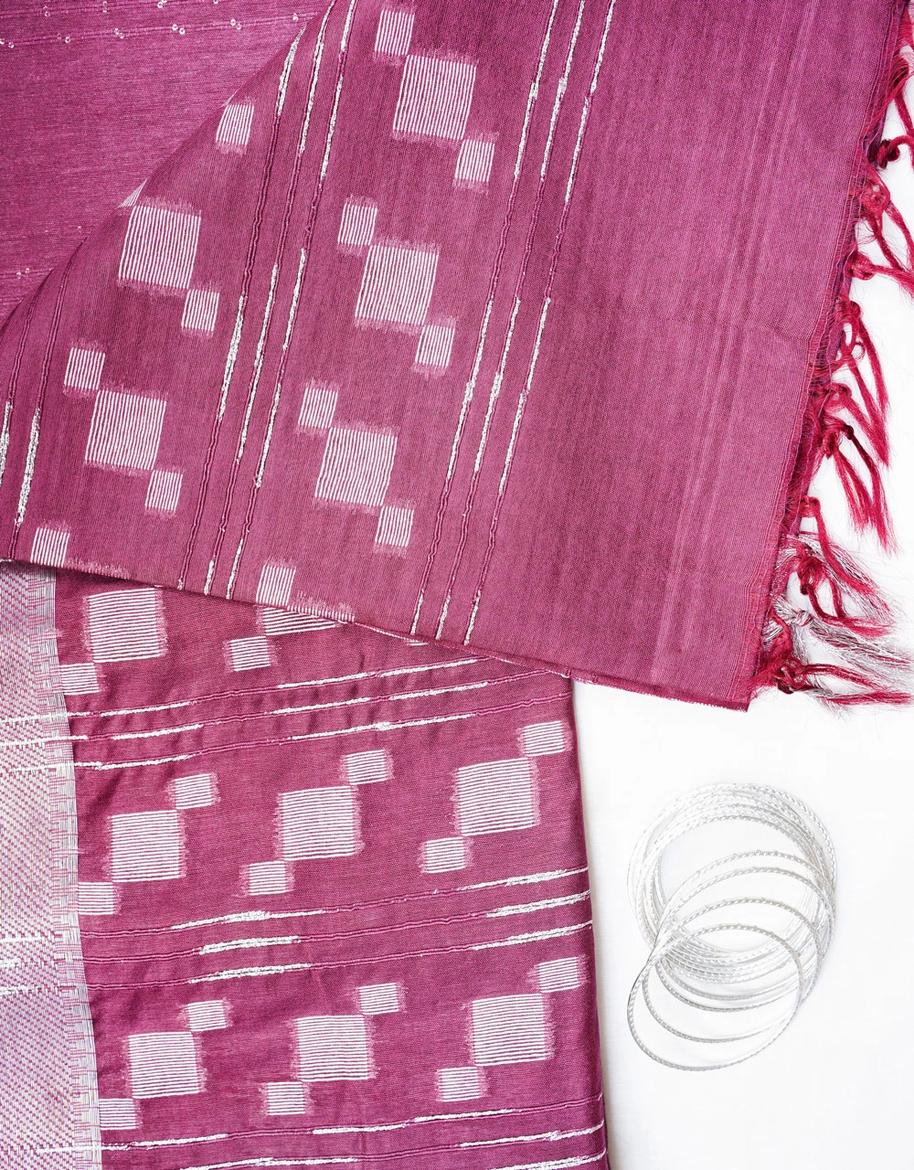 Magenta Deep Cotton Silk Saree With Silver Grey Contrast Pallu - View 3
