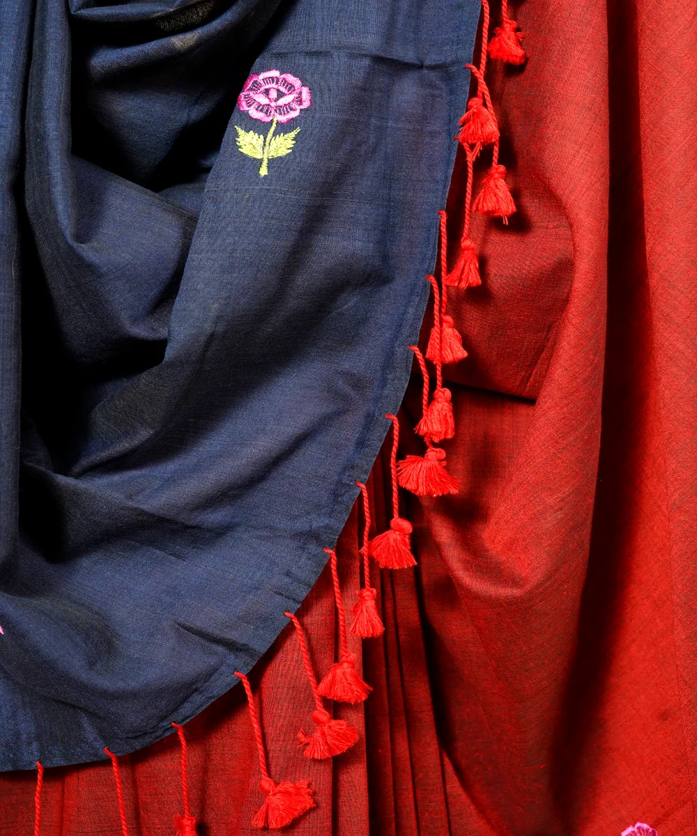 Maroon And Navy Blue Cotton Silk Saree With Floral Embroidery - View 4