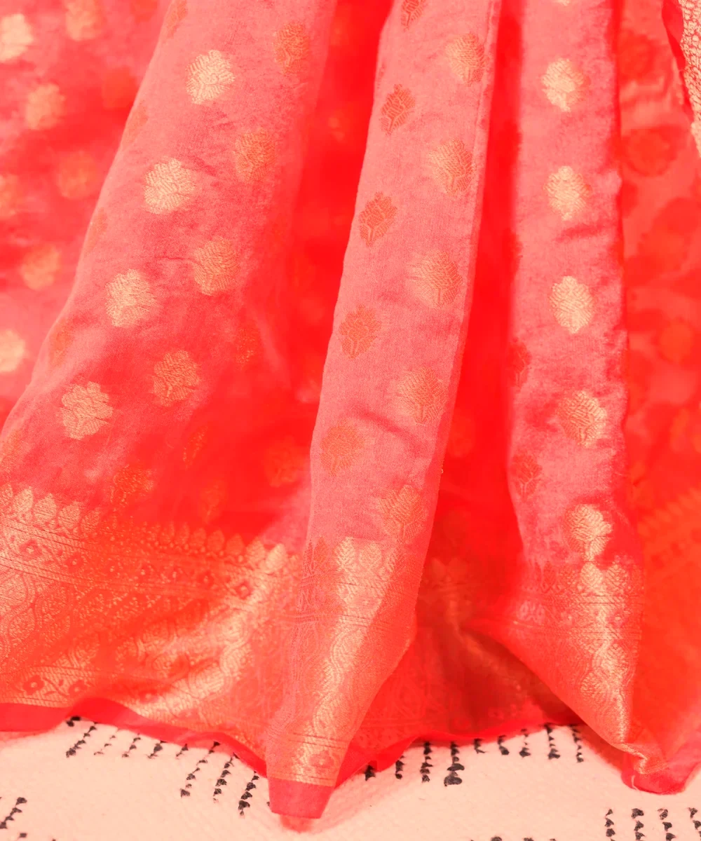 Red Radiance Cotton Zari Saree With All Over Booti And Traditional Border - View 4