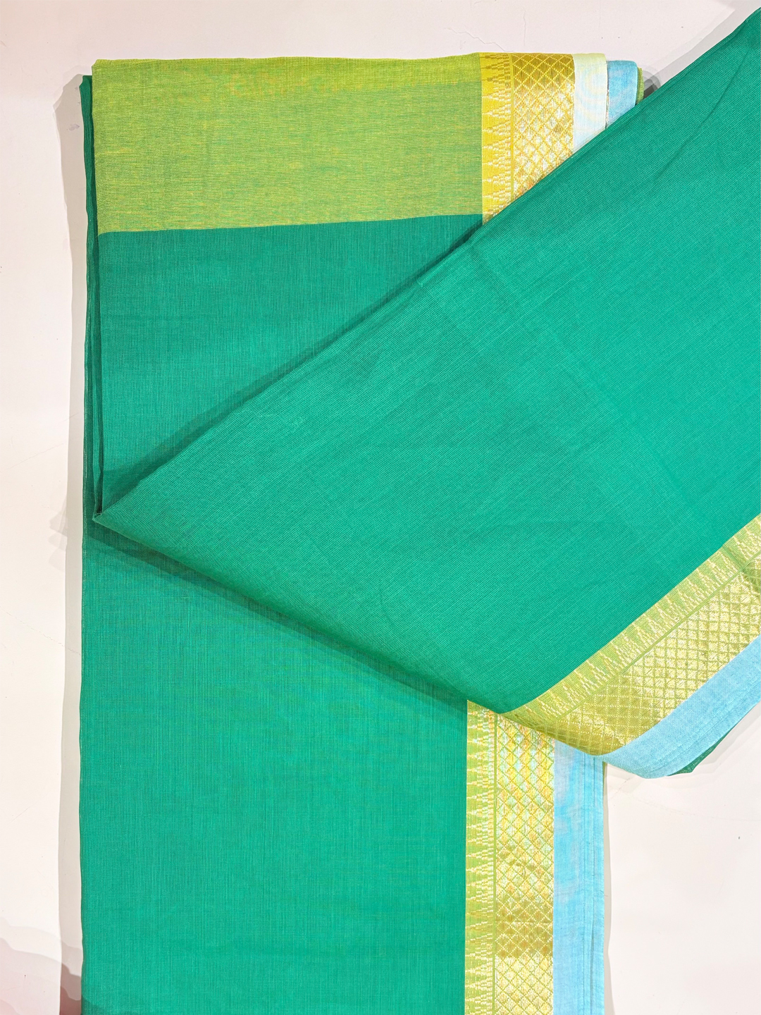 Hovered view of Green Handwoven Mangalgiri Pure Cotton Saree With Faux Golden Zari On Border