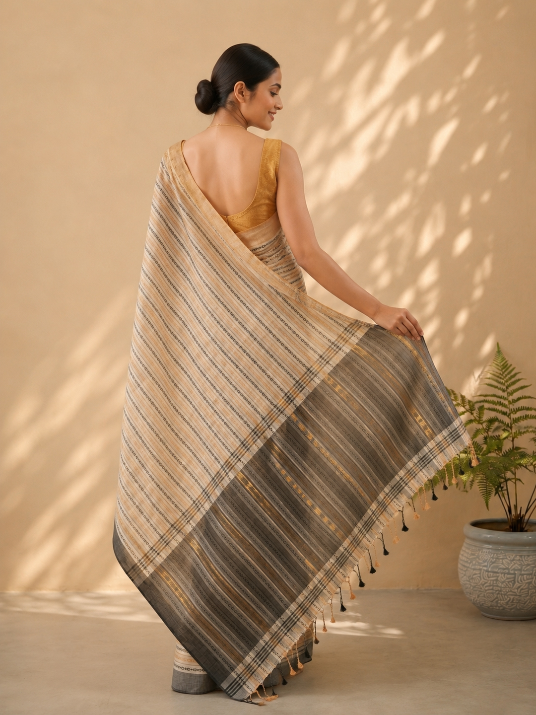 Peach Bengal Begumpuri Cotton Saree With Fish Motif Weaving - View 3