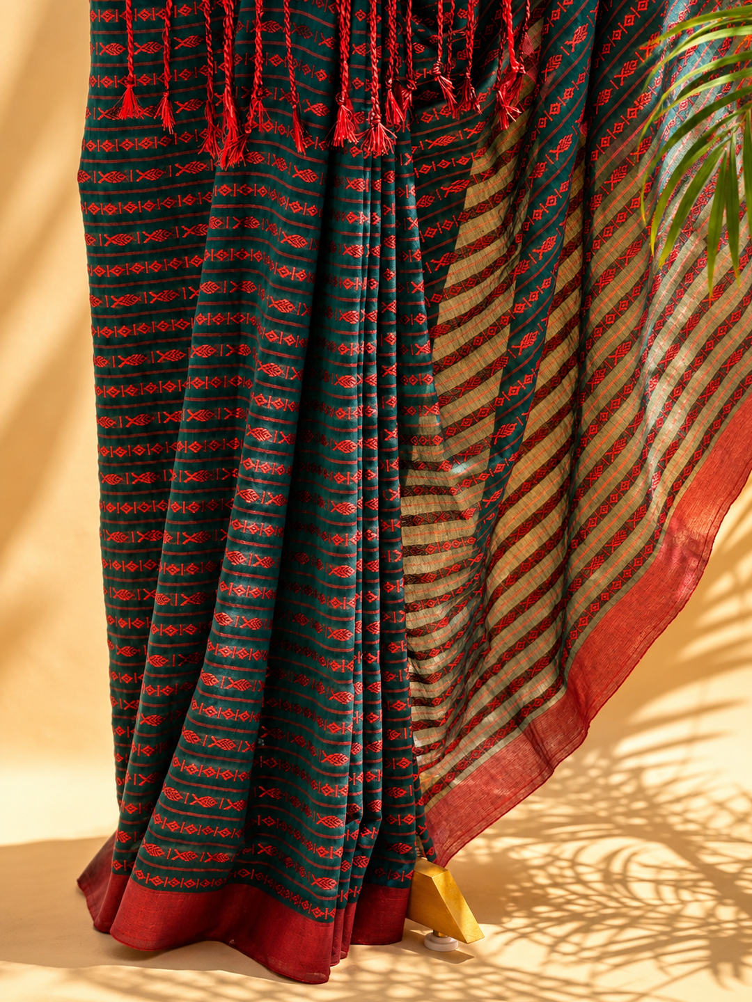 Green Bengal Begumpuri Cotton Saree With Fish Motif Weaving - View 4