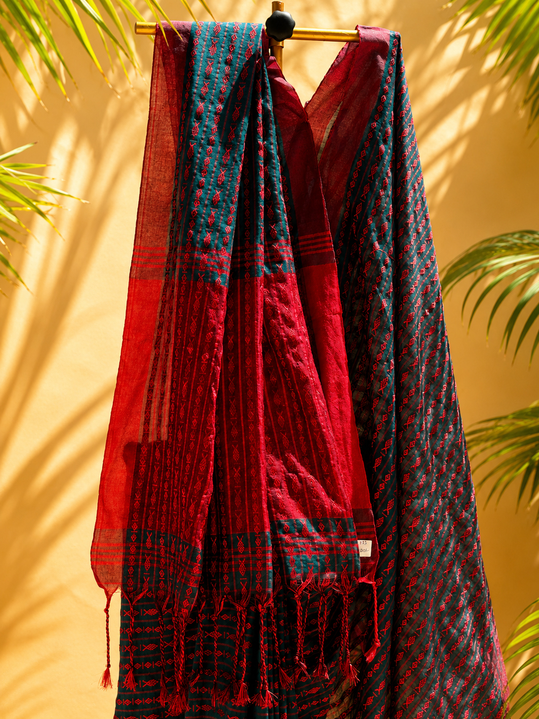 Green Bengal Begumpuri Cotton Saree With Fish Motif Weaving - View 3