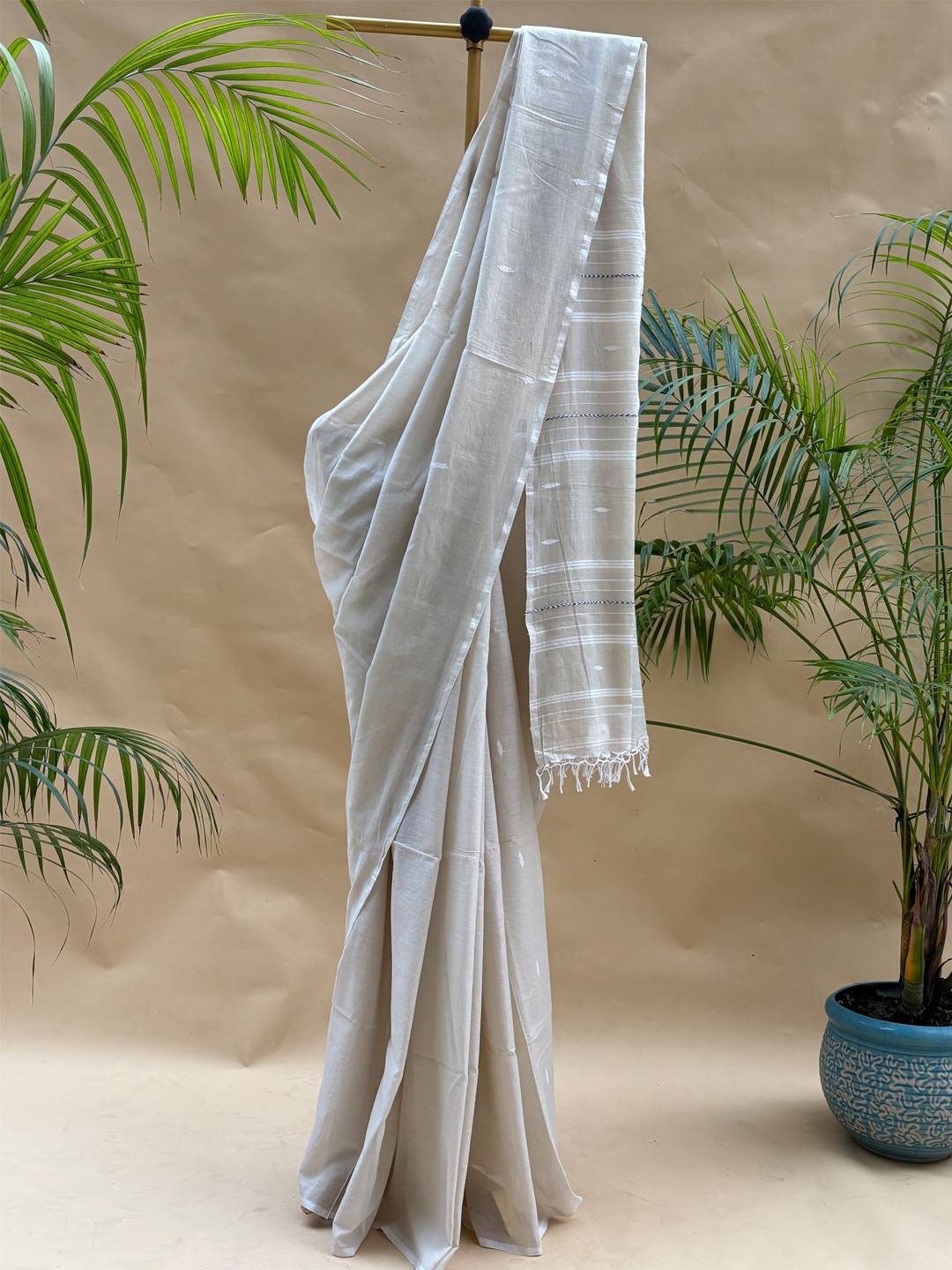 Cream Bengal Mul Cotton 100 Count Handwoven Thread Work Saree
