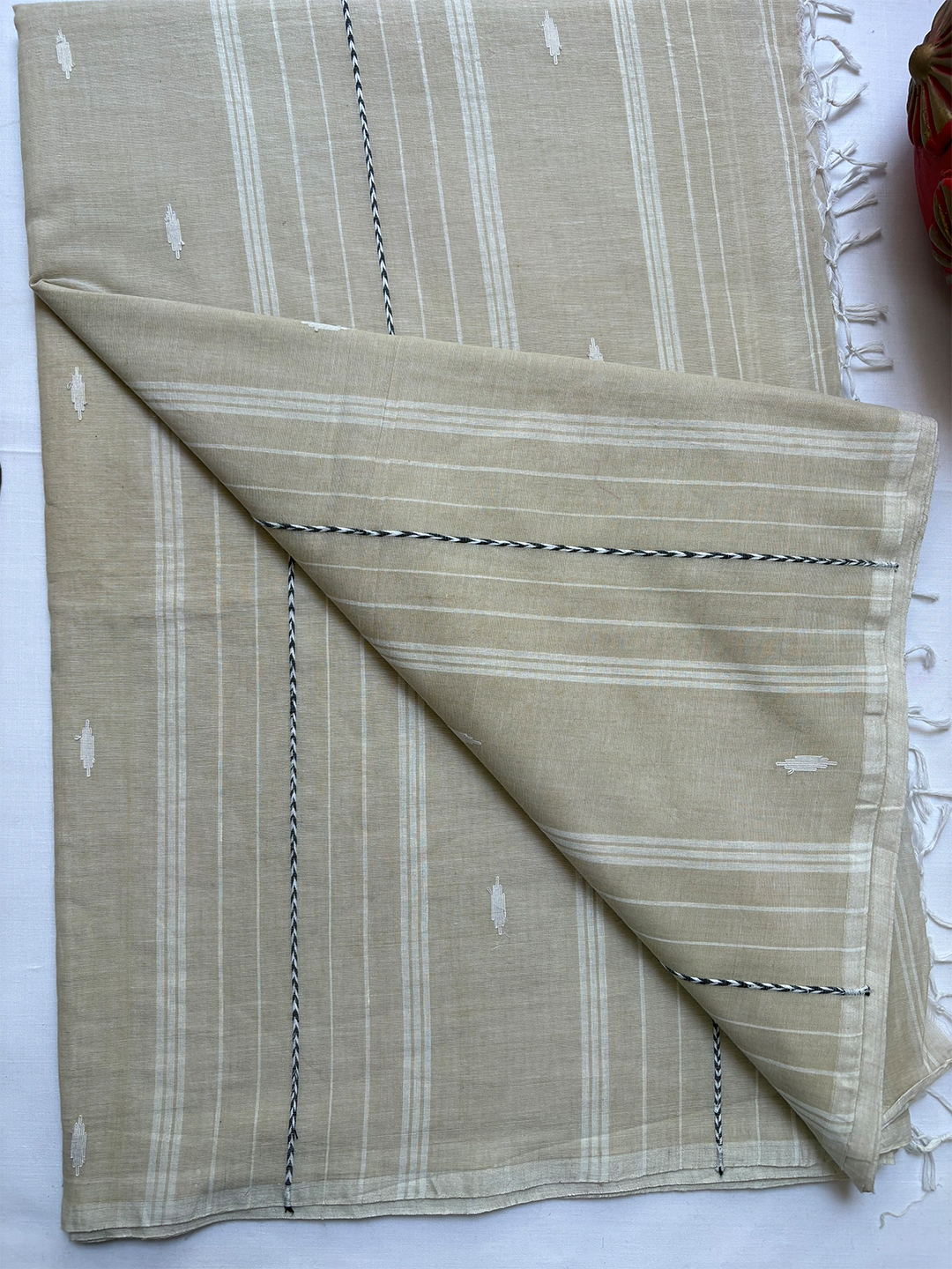 Cream Bengal Mul Cotton 100 Count Handwoven Thread Work Saree - View 6