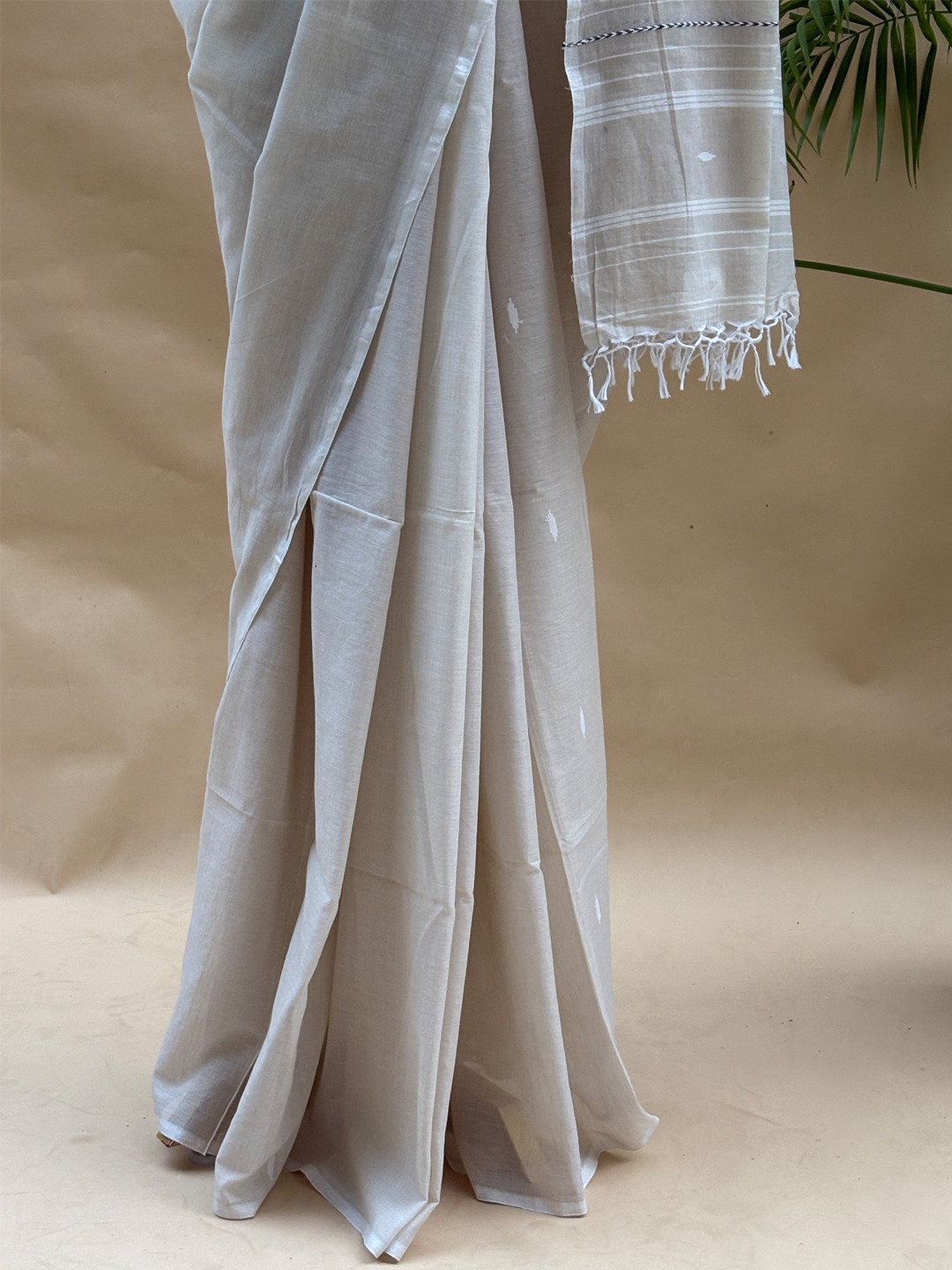 Cream Bengal Mul Cotton 100 Count Handwoven Thread Work Saree - View 5
