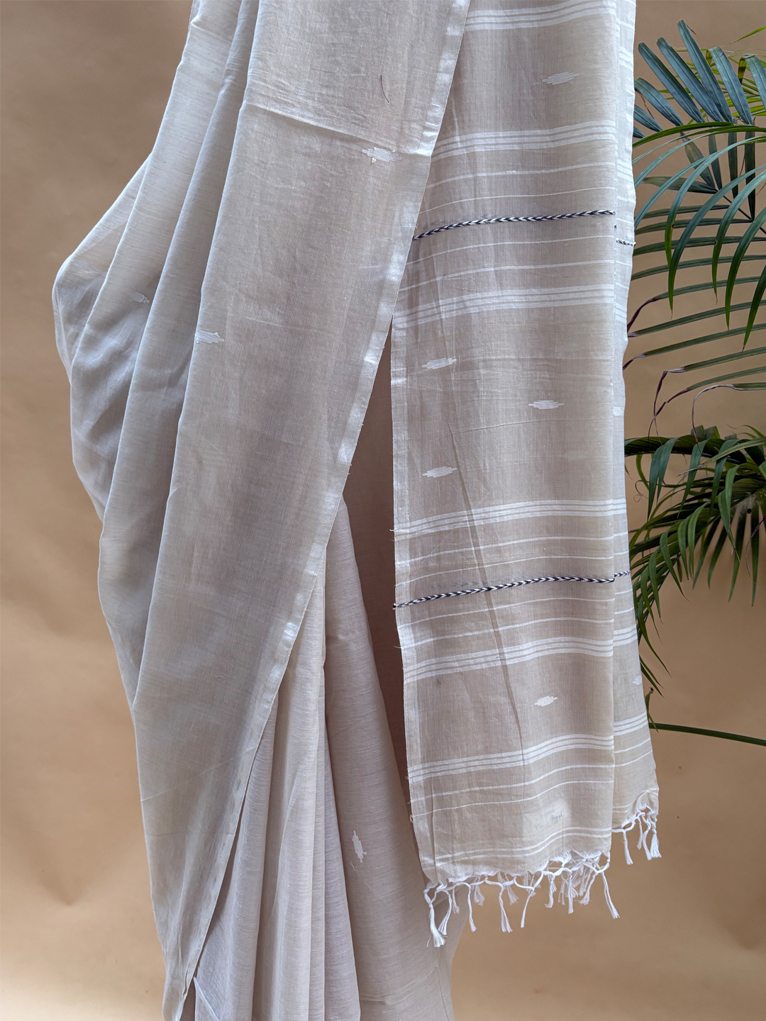 Cream Bengal Mul Cotton 100 Count Handwoven Thread Work Saree - View 4