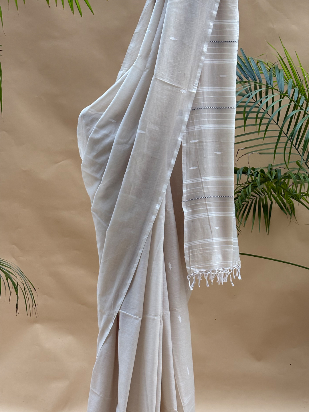 Cream Bengal Mul Cotton 100 Count Handwoven Thread Work Saree - View 3