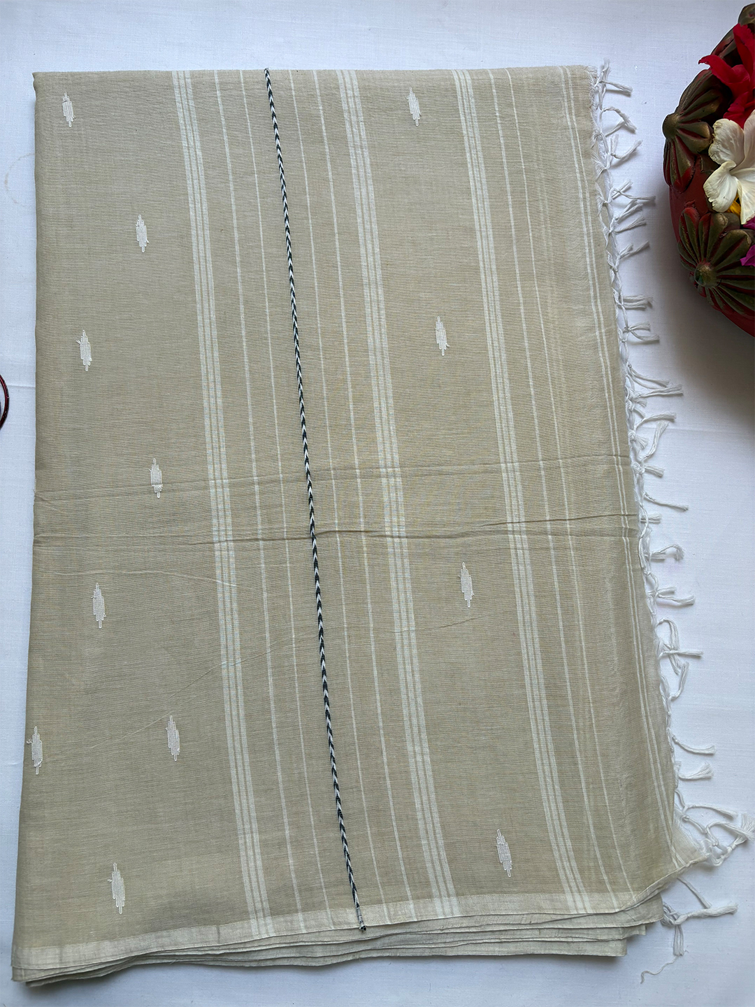 Cream Bengal Mul Cotton 100 Count Handwoven Thread Work Saree