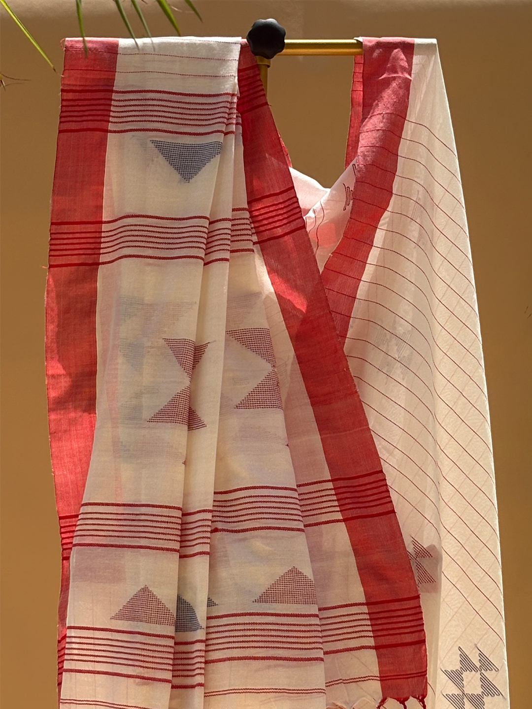 Off White Handspun Bengal Jamdani Pure Khadi Cotton Saree With Woven Threadwork - View 3