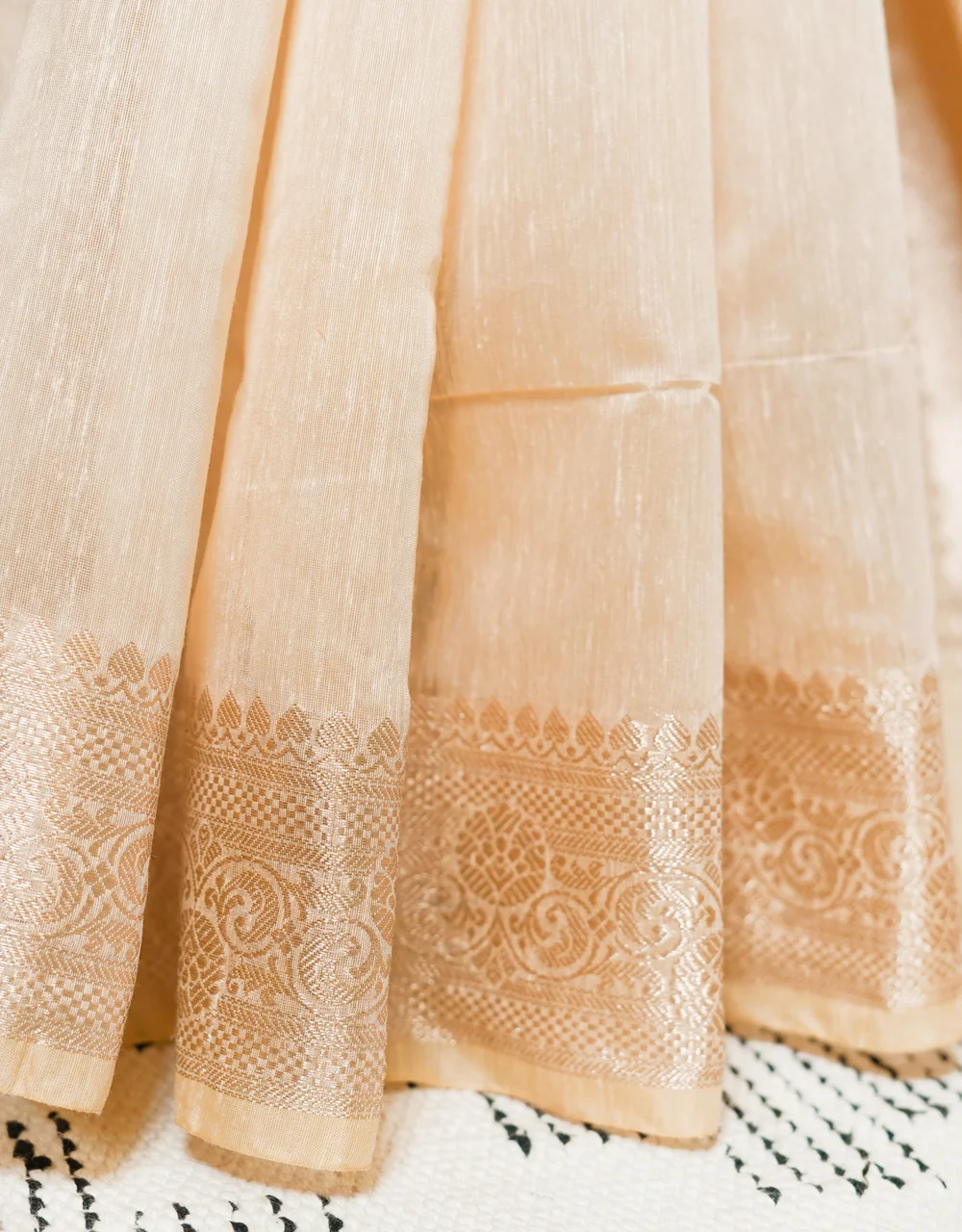 Peach Ivory Gold Zari Banarasi Linen Handloom Saree - View 4