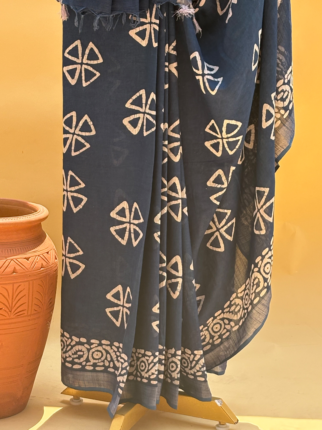 Indigo Handwoven Bengal Linen Saree With White Batik Print - View 5