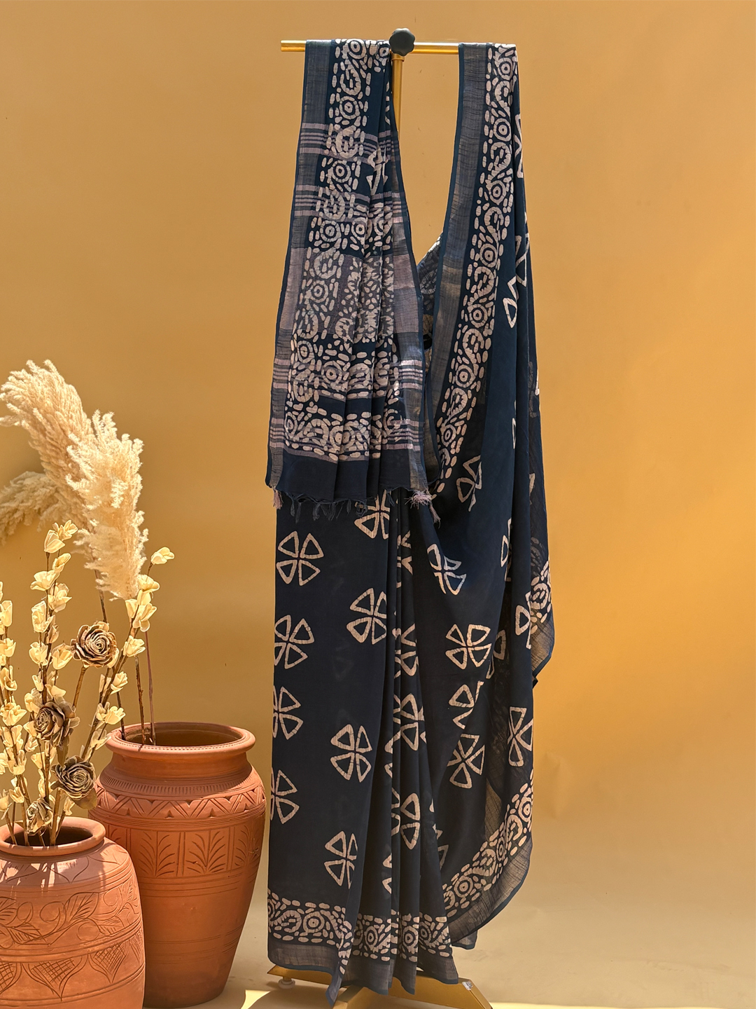 Indigo Handwoven Bengal Linen Saree With White Batik Print - View 3