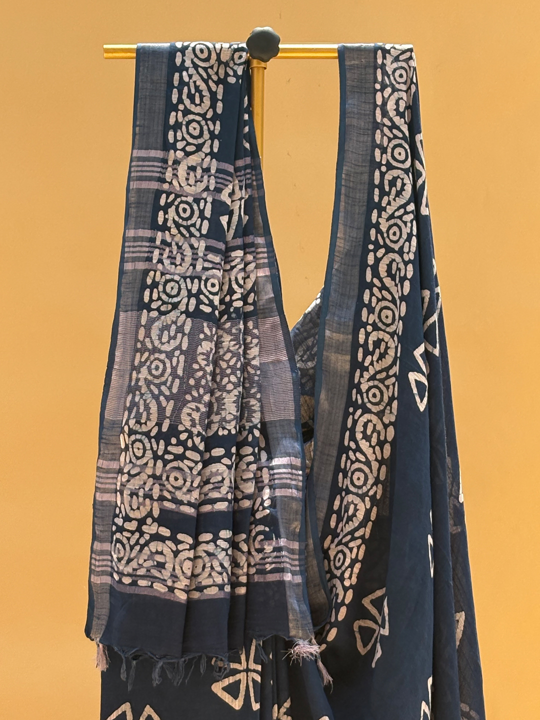 Indigo Handwoven Bengal Linen Saree With White Batik Print - View 4