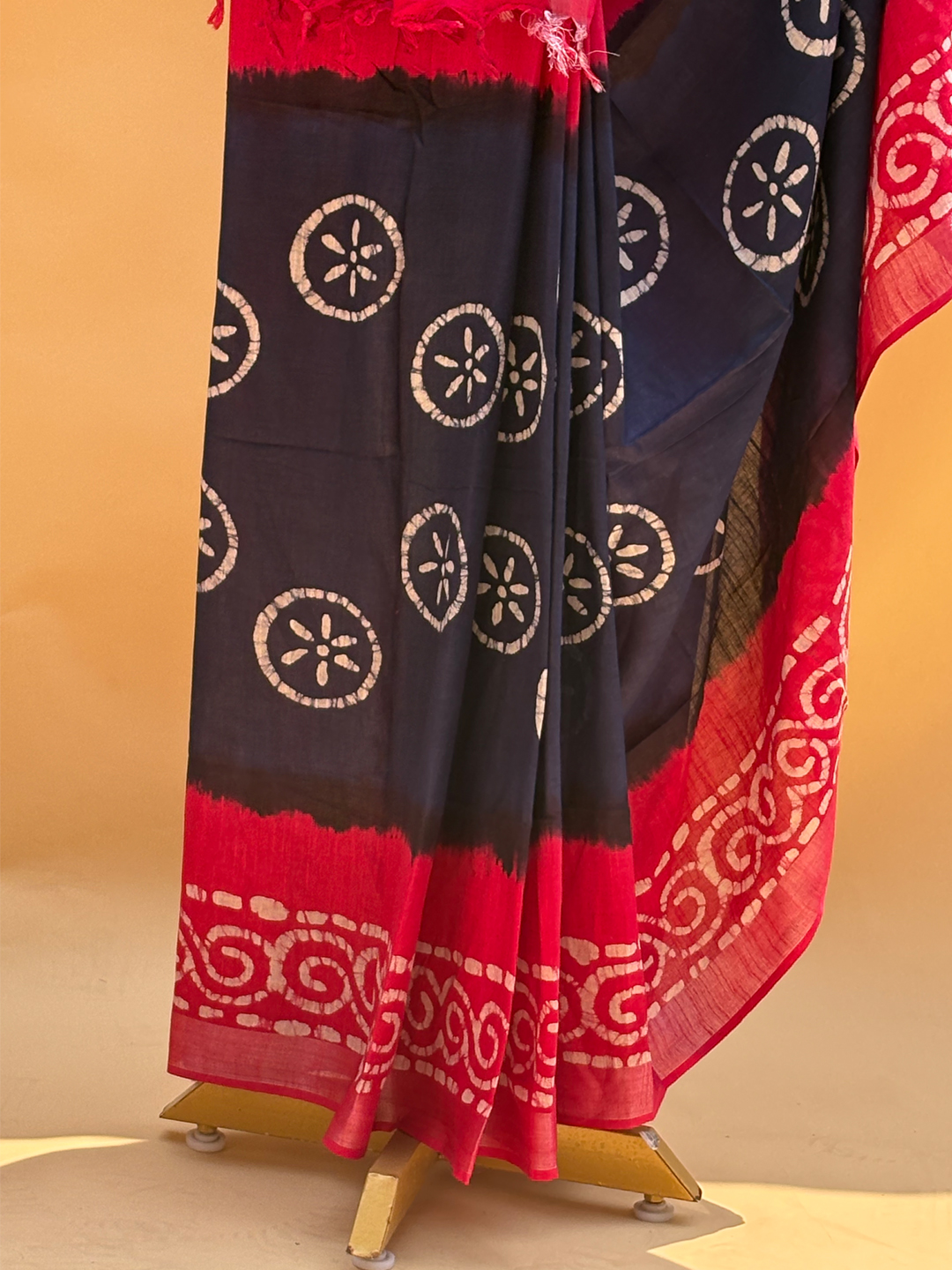 Indigo And Red Handwoven Bengal Linen Saree With White Batik Saree - View 5