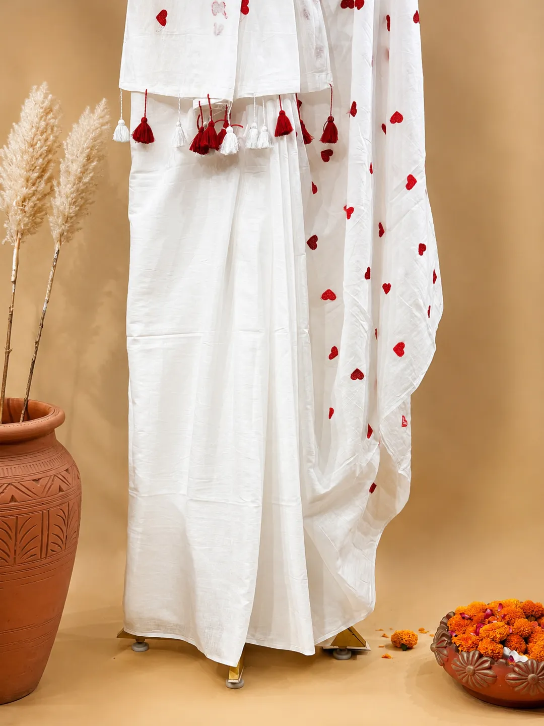 White Heart Embroidered Bengal Mul Cotton Saree With Tassels - View 4