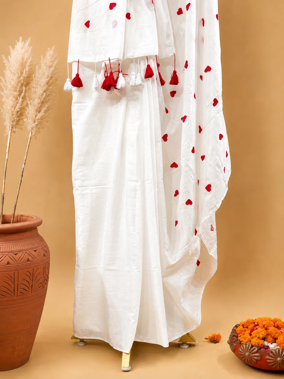 White Heart Embroidered Bengal Mul Cotton Saree With Tassels - View 6