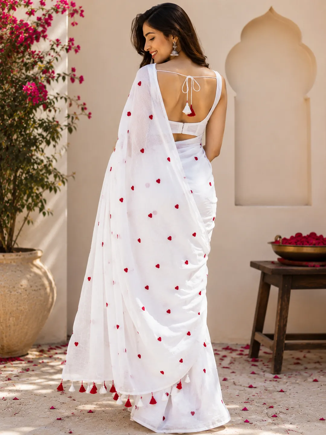 White Heart Embroidered Bengal Mul Cotton Saree With Tassels - View 2