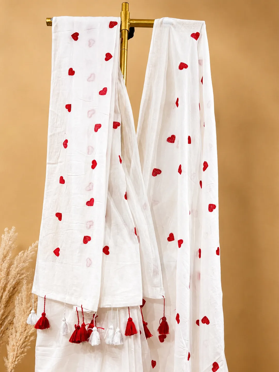 White Heart Embroidered Bengal Mul Cotton Saree With Tassels - View 5