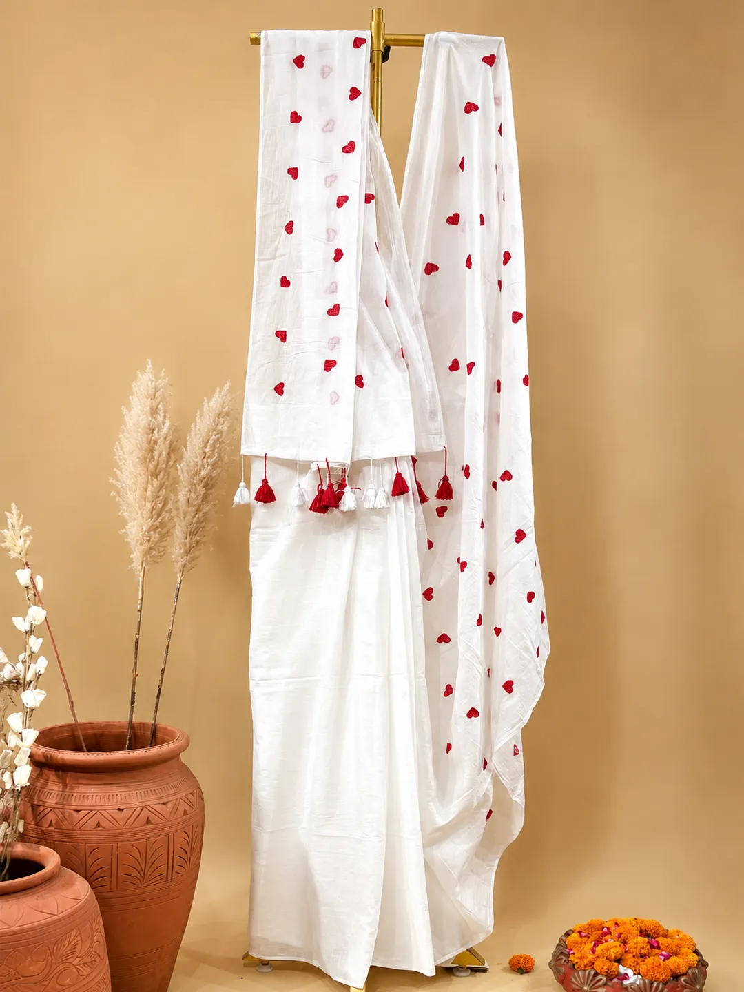 White Heart Embroidered Bengal Mul Cotton Saree With Tassels - View 3