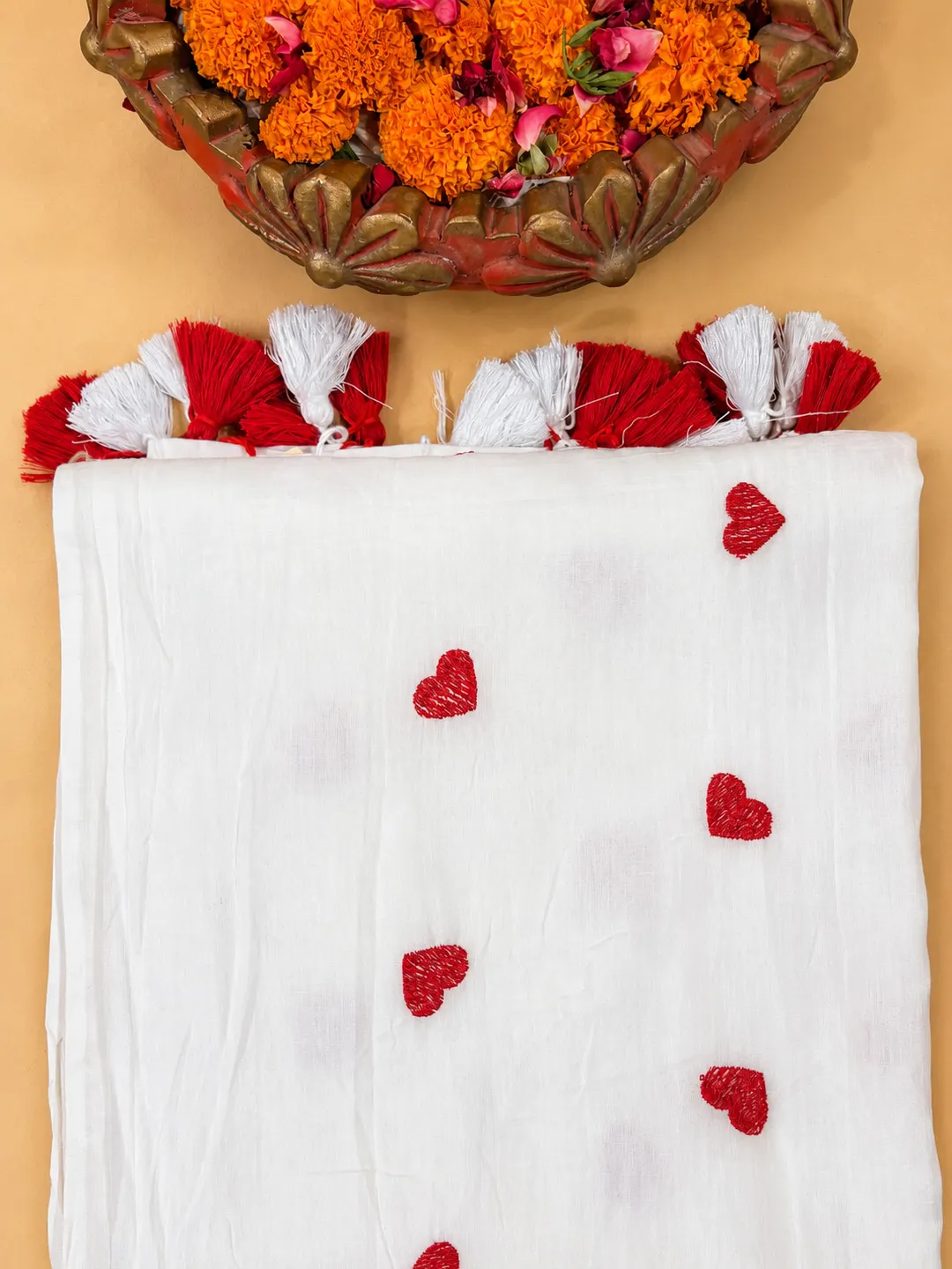 White Heart Embroidered Bengal Mul Cotton Saree With Tassels - View 8