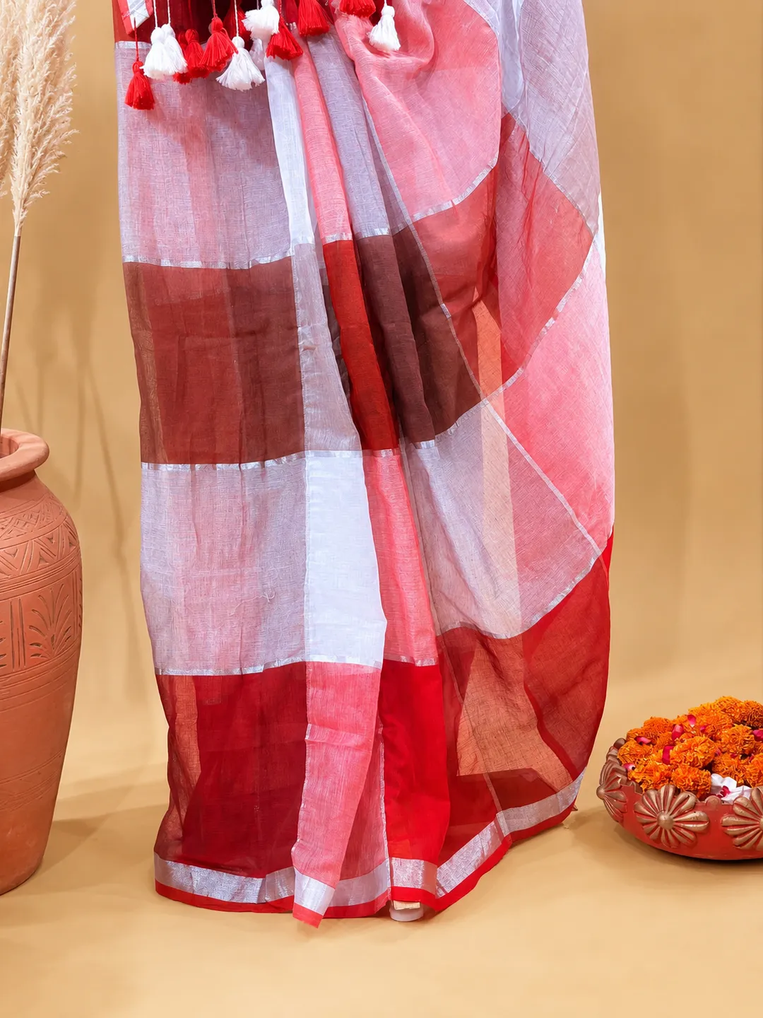 Red And White Colour Block Bengal Mul Cotton Saree With Tassels - View 5