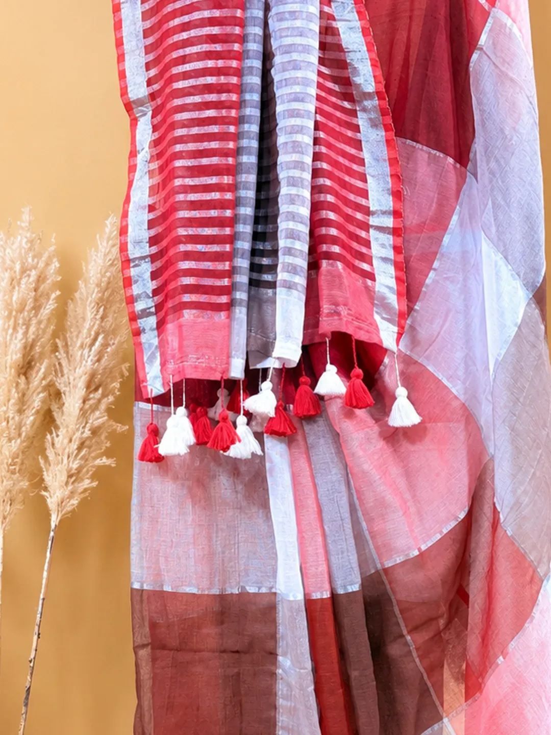 Red And White Colour Block Bengal Mul Cotton Saree With Tassels - View 4