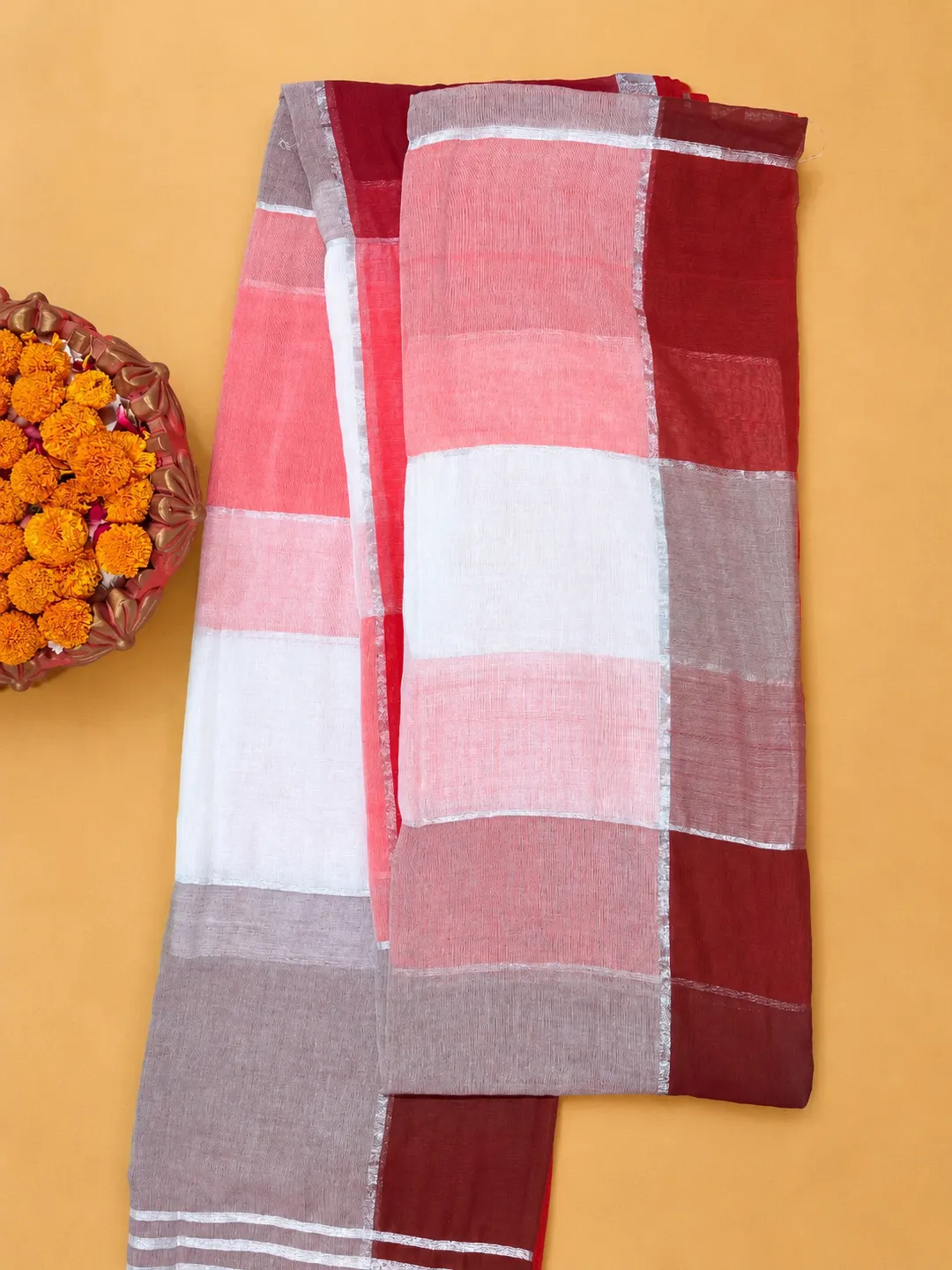 Red And White Colour Block Bengal Mul Cotton Saree With Tassels - View 7