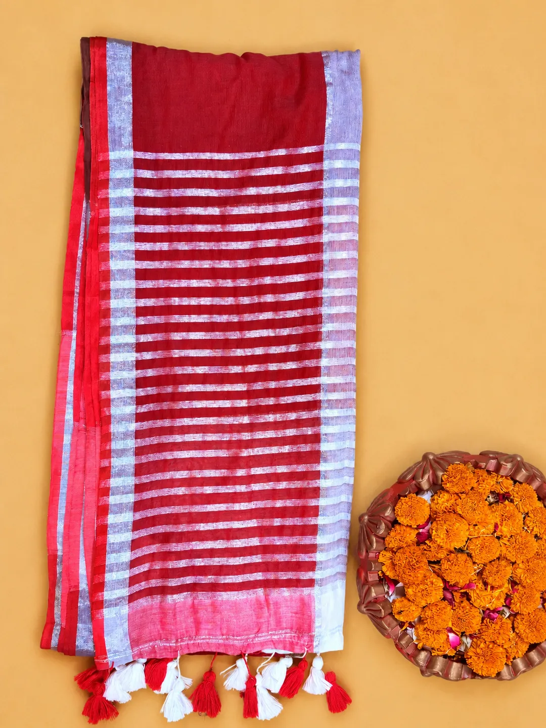 Red And White Colour Block Bengal Mul Cotton Saree With Tassels - View 8