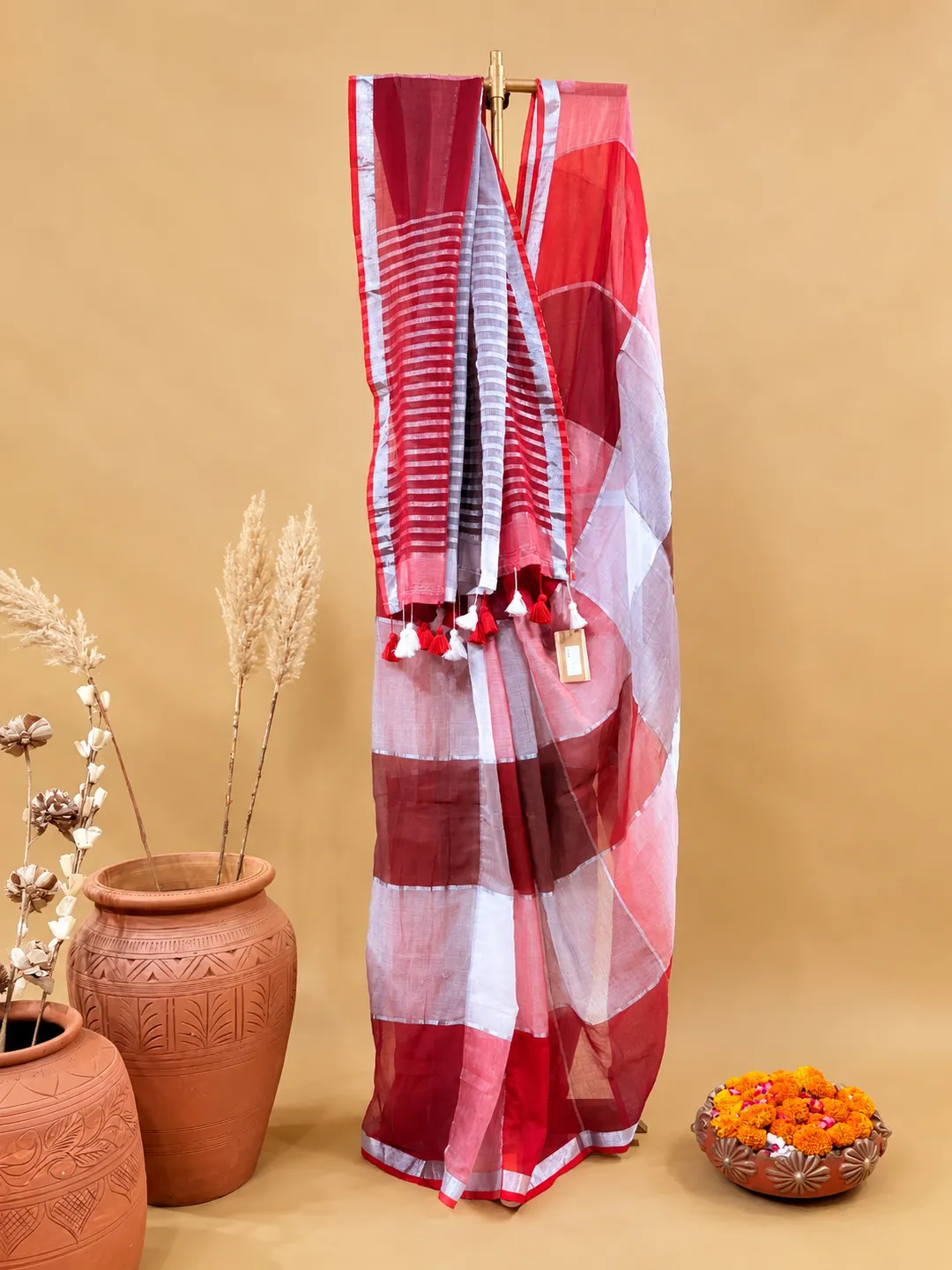 Red And White Colour Block Bengal Mul Cotton Saree With Tassels - View 3