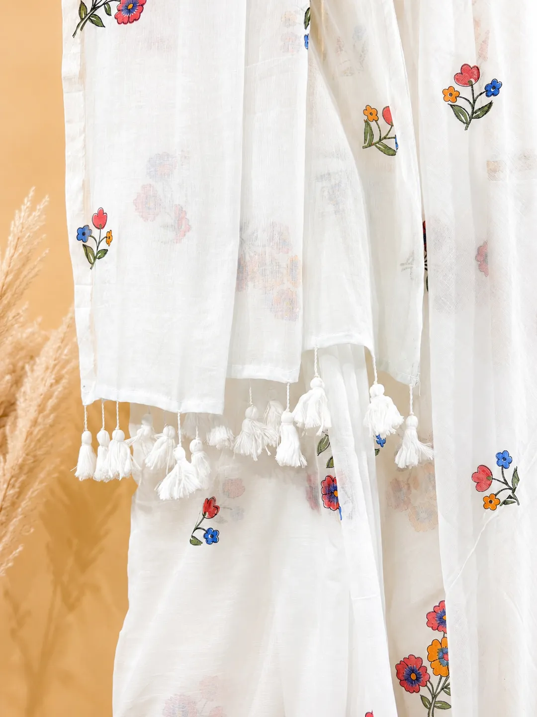 White Floral Print Bengal Mul Cotton Saree With Tassels - View 6